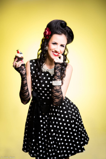 Pin-up stiilis fotosessioon | stuudios pildistamine | portree svg+xml,%3Csvg%20xmlns%3D%22http%3A%2F%2Fwww.w3 - Pin-up stiilis fotosessioon | stuudios pildistamine | portree