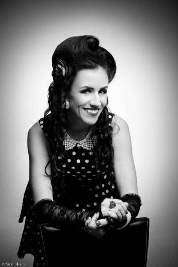 Pin-up stiilis fotosessioon | stuudios pildistamine | portree svg+xml,%3Csvg%20xmlns%3D%22http%3A%2F%2Fwww.w3 - Pin-up stiilis fotosessioon | stuudios pildistamine | portree