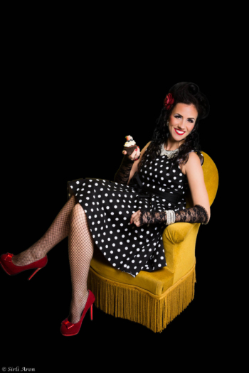 Pin-up stiilis fotosessioon | stuudios pildistamine | portree svg+xml,%3Csvg%20xmlns%3D%22http%3A%2F%2Fwww.w3 - Pin-up stiilis fotosessioon | stuudios pildistamine | portree