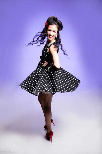 Pin-up stiilis fotosessioon | stuudios pildistamine | portree svg+xml,%3Csvg%20xmlns%3D%22http%3A%2F%2Fwww.w3 - Pin-up stiilis fotosessioon | stuudios pildistamine | portree