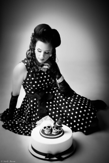 Pin-up stiilis fotosessioon | stuudios pildistamine | portree svg+xml,%3Csvg%20xmlns%3D%22http%3A%2F%2Fwww.w3 - Pin-up stiilis fotosessioon | stuudios pildistamine | portree