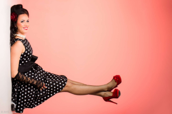 Pin-up stiilis fotosessioon | stuudios pildistamine | portree svg+xml,%3Csvg%20xmlns%3D%22http%3A%2F%2Fwww.w3 - Pin-up stiilis fotosessioon | stuudios pildistamine | portree