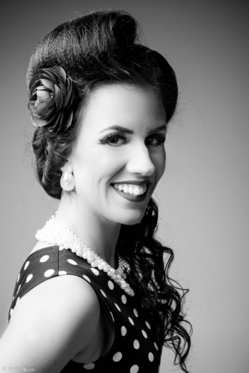 Pin-up stiilis fotosessioon | stuudios pildistamine | portree svg+xml,%3Csvg%20xmlns%3D%22http%3A%2F%2Fwww.w3 - Pin-up stiilis fotosessioon | stuudios pildistamine | portree