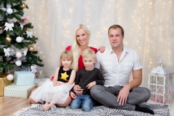 Jõulunurk 2017 | Jõulusessioon | Jõulupildistamine | Perepildid | Tallinn svg+xml,%3Csvg%20xmlns%3D%22http%3A%2F%2Fwww.w3 - Jõulunurk 2017 | Jõulusessioon | Jõulupildistamine | Perepildid | Tallinn